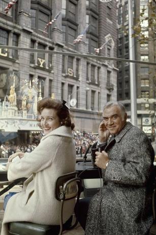 Betty White e Lorne Greene ospitano la parata del giorno del Ringraziamento di Macy