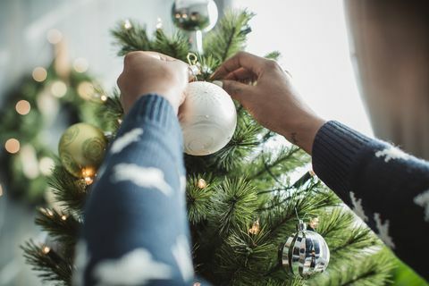 Decorare l'albero di Natale