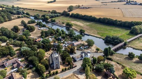 incantevole cottage dal tetto di paglia in vendita nel bedfordshire