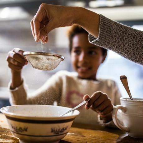 Setacciare la farina in cucina