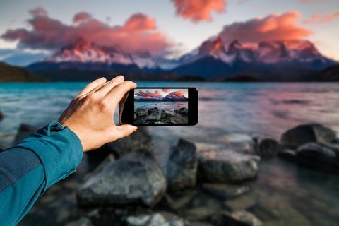 Fotografare con lo smartphone in mano. Concetto di viaggio. Torres del Paine, Cile