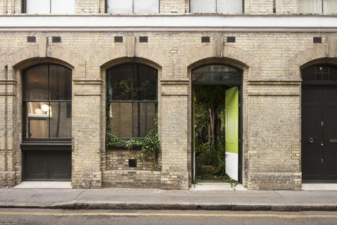 Airbnb e Pantone hanno collaborato a una casa "Outside In" a Londra.