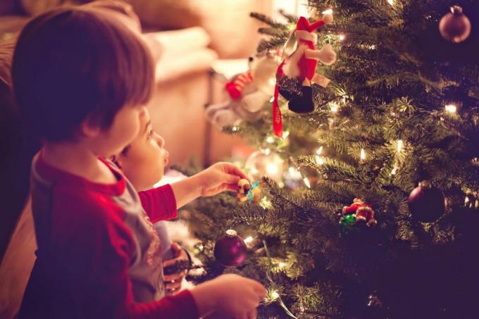 bambini che decorano l'albero di Natale