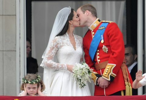 prince-william-kate-middleton-balcone-kiss