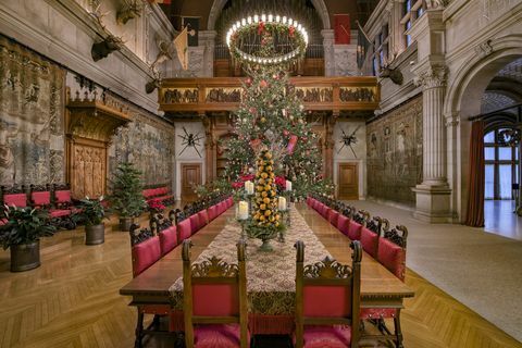 un gigantesco albero di natale decorato nella casa dei biltmore