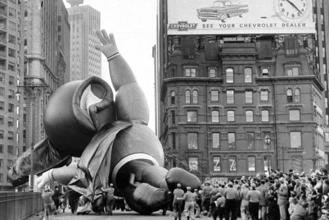 il possente palloncino del topo che si sgonfia al Columbus Circle