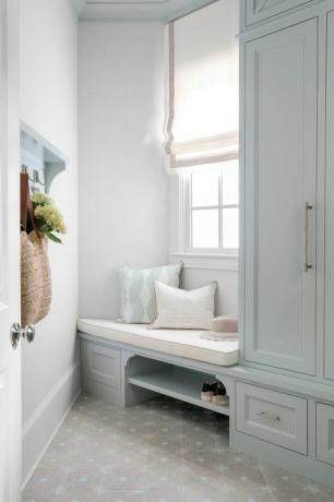 mudroom in un angolo con una finestra