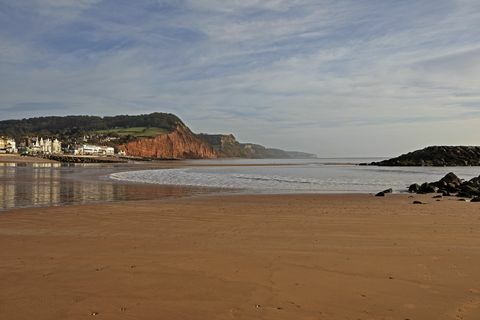 cottage costiero con tetto di paglia in vendita a devon