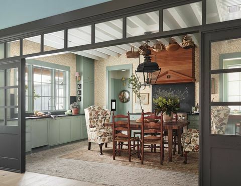 ingresso in cucina, armadi verdi, tavolo da pranzo in legno con sedie in legno, sedie da pranzo floreali