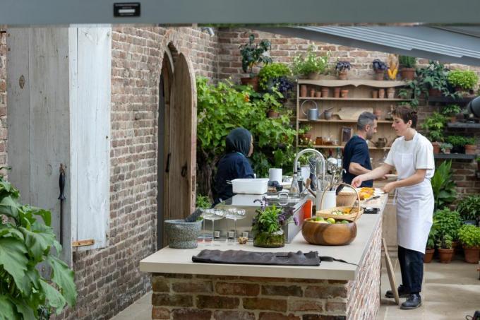 cucinare in cucina al savills garden progettato da mark gregory sponsorizzato da savills show garden rhs chelsea flower show 2023 stand n. 324