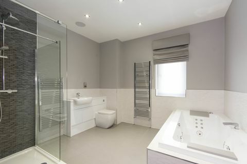 Bagno di Cloughmore House - Savills