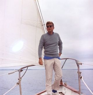 John F. Kennedy su una barca a vela vicino a Hyannisport, Massachusetts.