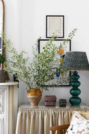 tavolino, lampada verde, vaso marrone, arte della parete