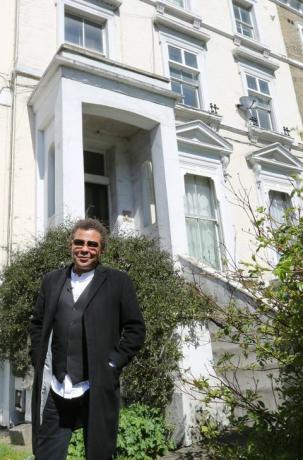 Craig Charles - Celebrity Home Secrets. Craig fuori dal primo appartamento che ha comprato a Camden.