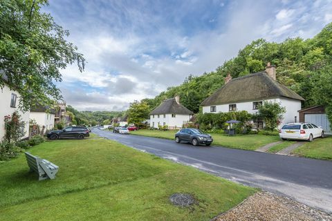 bellissimo cottage in vendita nel cuore del villaggio di milton abbas, dorset