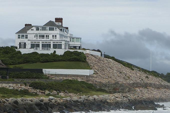 a ovest, il 22 agosto, un uomo pesca al faro di Watch Hill per spigole spogliate con la casa di Taylor Swift sullo sfondo durante l'occhio della tempesta tropicale Henri a Westerly, Ri il 22 agosto 2021 foto di Matthew J Leethe Boston Globe via Getty immagini