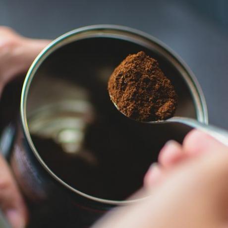 mano ritagliata che prepara il caffè al tavolo ant repellente