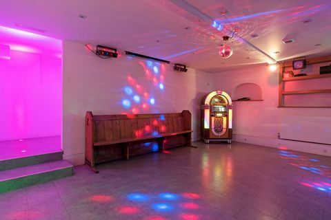 proprietà con una sala da discoteca è in vendita a Farnham