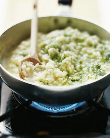 Risotto con insalata di mais e pesto di spinaci