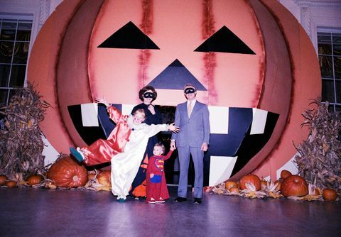 in questa fotografia, il presidente Jimmy Carter, la first lady Rosalynn Carter, la loro figlia Amy e il loro nipote Jason posa per un ritratto di gruppo davanti a una grande zucca sul portico nord durante un halloween alla casa bianca partito