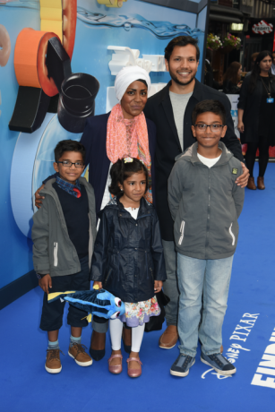 Nadiya Hussain (2ndL) e gli ospiti arrivano per la premiere britannica di 'Alla ricerca di Dory' a Odeon Leicester Square il 10 luglio 2016 a Londra, Inghilterra. (Foto di Dave J Hogan / Dave Hogan / Getty Images)