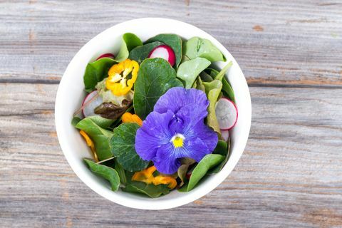 insalata mista fresca con fiori di ravanello e foglie di nasturzio