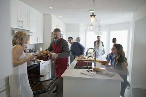 Famiglia che prepara il tacchino di Natale in cucina