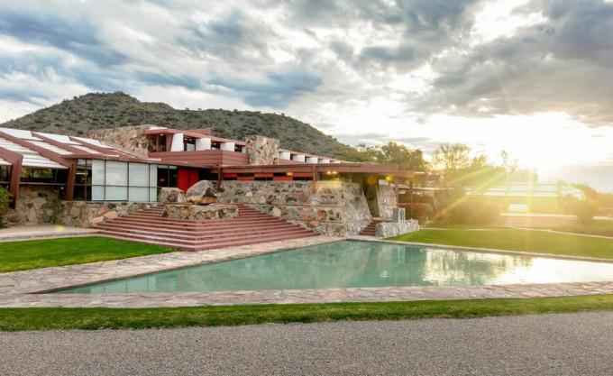 Edificio Taliesin West con acqua nella parte anteriore progettato da Frank Lloyd Wright