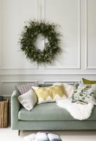 Winter Wonderland divano verde pallido e una ghirlanda natalizia appesa a una bellezza naturale ghirlanda super dimensioni su misura, £ 250, zita elzesofa a brera moda timo e lambusa muschio, da £ 2.395, designer guildcushions l r oblungo in platino marna, £ 75m, designers guild con bottoni ricoperti in cristallo lunama, £ 90m, tessuto christopher farr piazza a larochezinc, £ 87 milioni, corporazione dei designer con profili in pelle in argento, £ 36 milioni, samuel sons geotile a chartreuse, £ 110, niki jones adachi celadon, £ 85, designersguild tappeto in pelle di pecora, £ 80, tavolino a colonna verticale cox cox ramoscello, £ 875, tazza piccola pizzico atro city, £ 46 piatto piccolo abituale, £ 24 entrambi emma johnsonceramics libro dello stilista