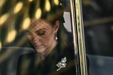 Kate Middleton indossa un sottile tributo alla regina per vedere il monarca giacere nello stato