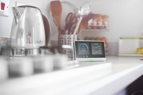 contatore intelligente nella cucina di una casa che mostra i costi energetici attuali per il daydesign sullo schermo il mio si prega di vedere la liberatoria per proprietà