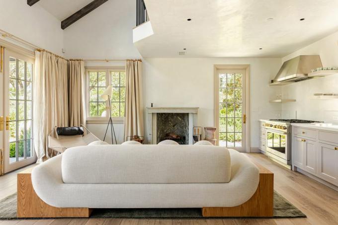 il soggiorno bianco nella guesthouse di Montecito di Gwyneth Paltrow