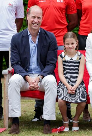 il principe william, il duca di cambridge l e la principessa charlotte di cambridge r, posano per una fotografia durante una visita alla casa sportiva il quinto giorno dei giochi del Commonwealth a Birmingham, nell'inghilterra centrale, il 2 agosto 2022 la duchessa è diventata la patrona di sportsadid nel 2013, programma a termine della squadra dell'inghilterra è una partnership tra sportsaid, sport england e commonwealth games england che vedrà circa 1.000 giovani atleti di talento e aspiranti personale di supporto data l'opportunità di assistere ai giochi e dare un'occhiata in prima persona dietro le quinte foto di chris jackson pool afp foto di chris jacksonpoolafp via getty immagini