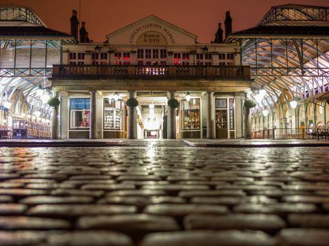 Covent Garden Piazza di notte con le luci che si riflettono nel ciottolo