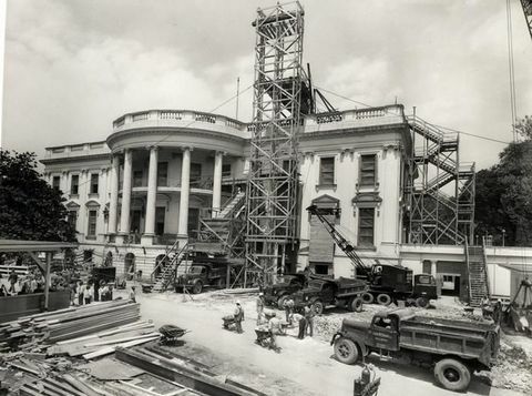 la ricostruzione della casa bianca sotto il presidente harry s truman, circa 1950