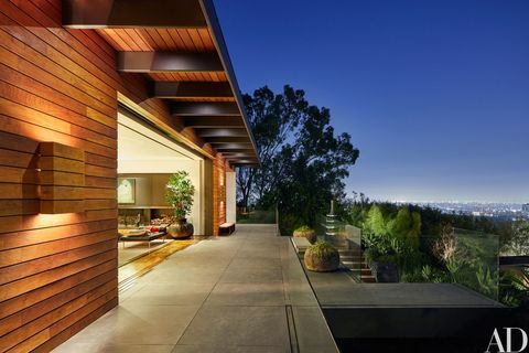 Architectural Digest - edizione di marzo 2018 - casa di Bel Air di Jennifer Aniston a metà del secolo