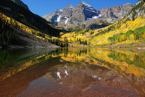 bellissimi paesaggi autunnali: campane marrone rossiccio, pioppo tremulo, colorado