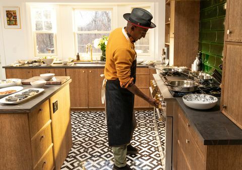 lo chef marcus samuelsson nella sua cucina