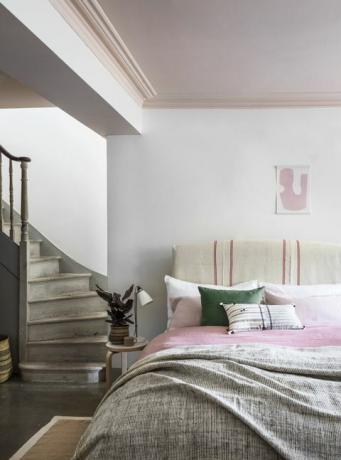 scala che porta in camera da letto con soffitto rosa