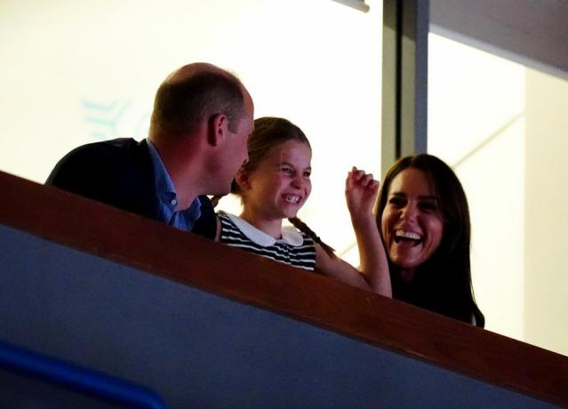 il duca e la duchessa di cambridge con la principessa charlotte guardano la ginnastica artistica all'arena birmingham il quinto giorno dei giochi del Commonwealth del 2022 a birmingham foto data martedì 2 agosto 2022 foto di mike egertonpa images via getty immagini