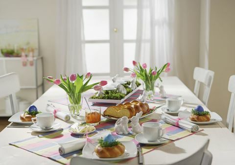 Tavolo da pranzo con impostazione colazione di Pasqua