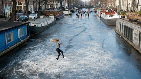 Decine di persone pattinano sui canali di Amsterdam