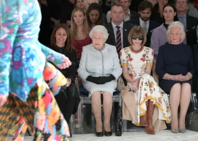 la regina presenta il premio inaugurale regina elisabetta ii per il design britannico alla settimana della moda di londra