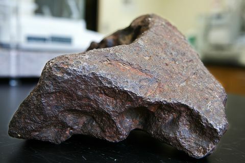 La professoressa Monaliza Sirbescu mostra un meteorite.