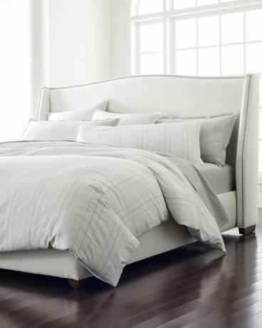 biancheria da letto a righe in bianco e grigio