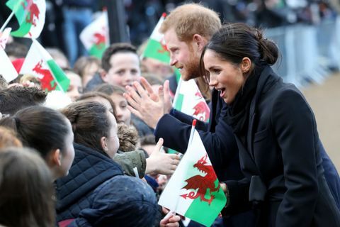 Harry e Meghan incontrano i bambini a Cardiff