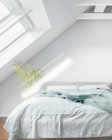camera da letto bianca minimalista con molta luce