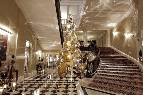 L'albero di Natale dell'hotel Claridge progetta nel corso degli anni