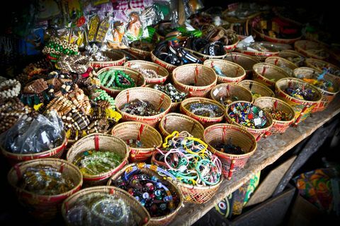 Souvenir colorati di display a mano bracciali colorati in un mercato locale della città di Kuching, Malesia