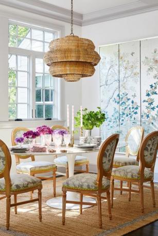 colleen bashaw home tour sala da pranzo con tappeto marrone